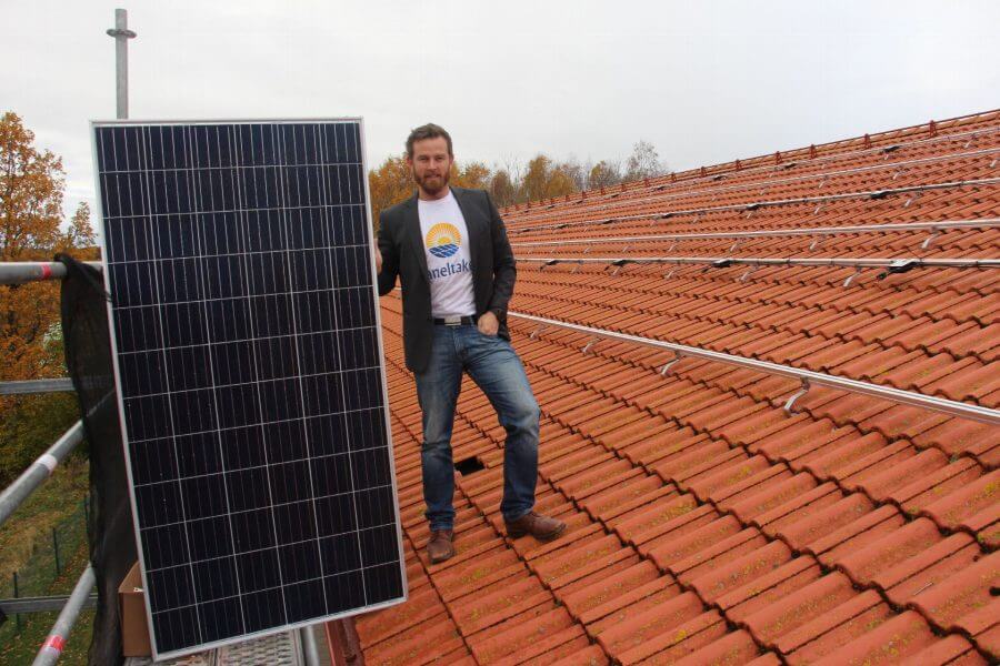 Martin Johnsson på tak som ska installeras med solceller.