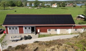 Bilden visar lantbruksfastighet med solceller på taket.