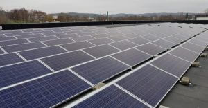 Bilden visar solpaneler på tak, byggda av Paneltaket.