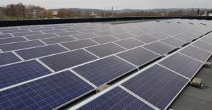 Bilden visar solpaneler på tak, byggda av Paneltaket.