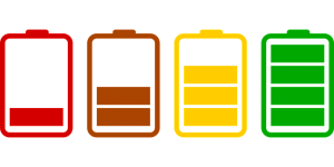 Bilden visar fyra batterier i rött, gult och grönt