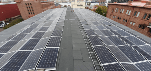 platt tak i stad med solceller