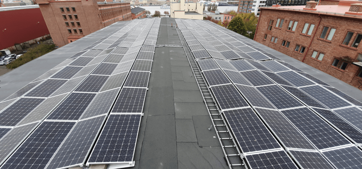platt tak i stad med solceller