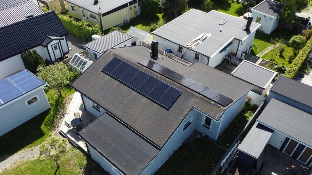 Flygfoto av solpaneler på tak i Landskrona