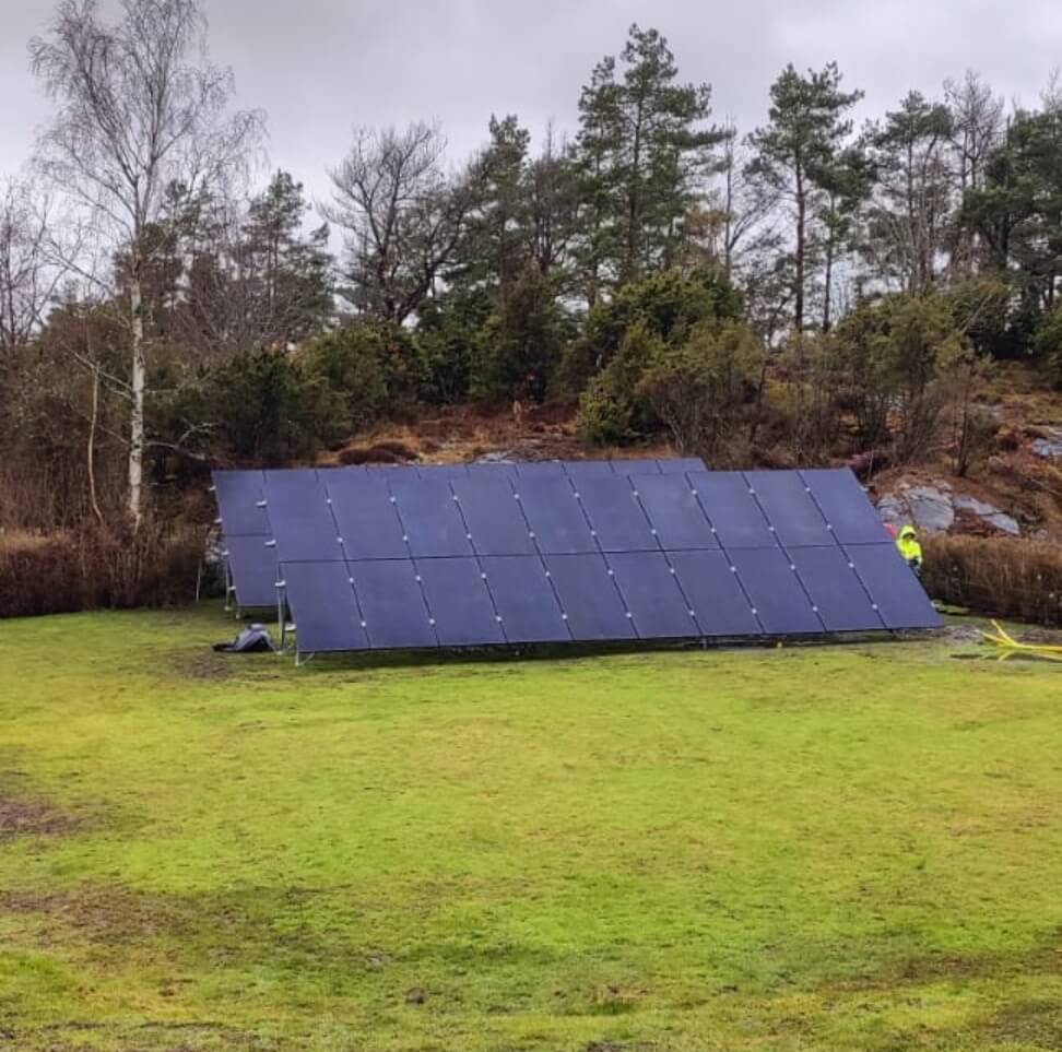 Solceller, solpaneler på markanläggning