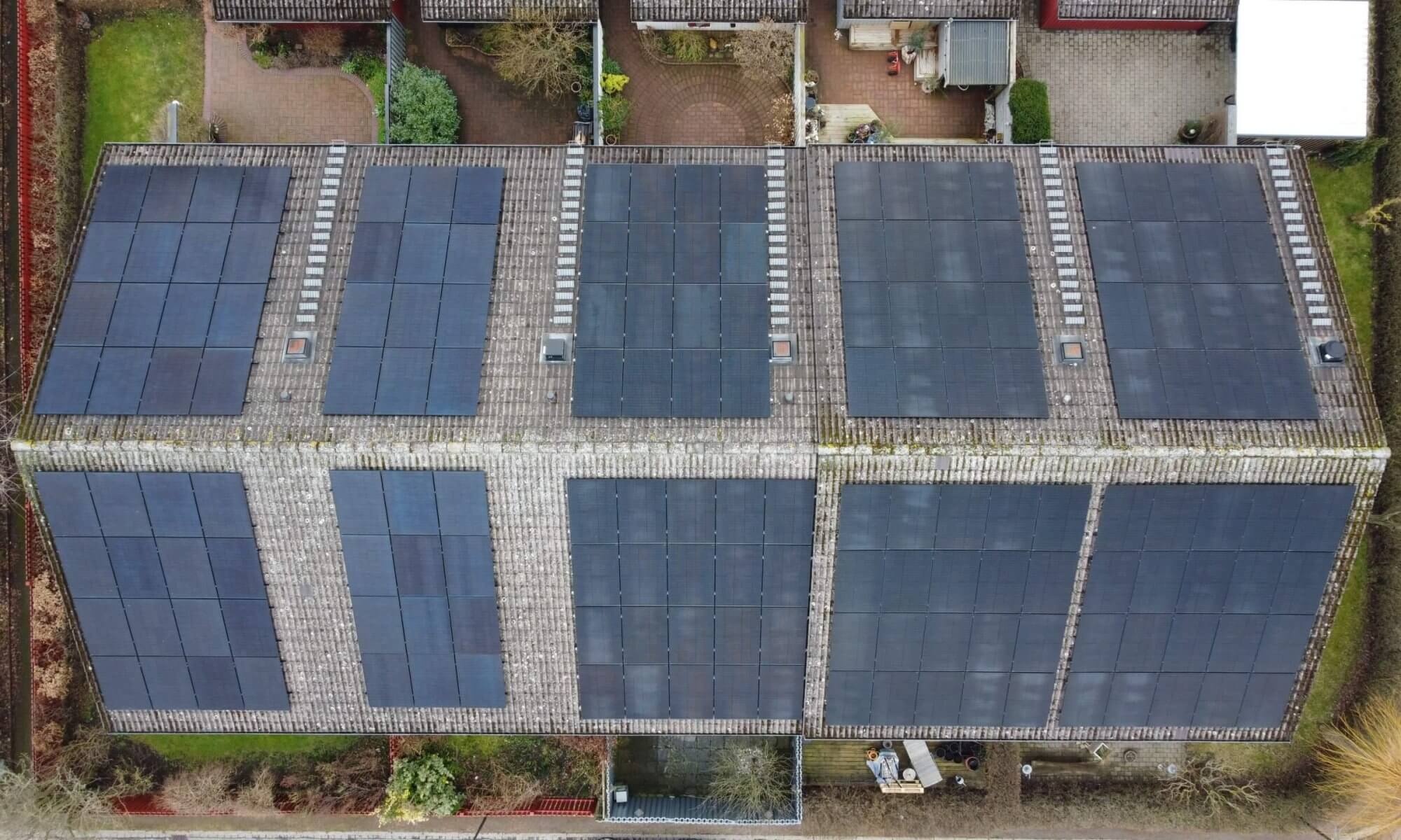 fågelperspektiv av tak med solpaneler