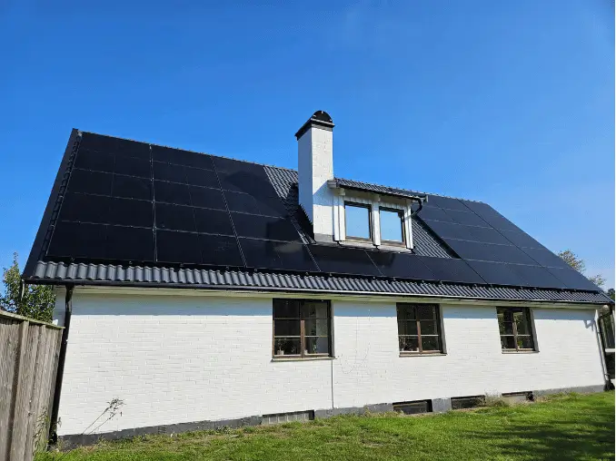 Bilden visar en villa i Malmö med solceller från Paneltaket.