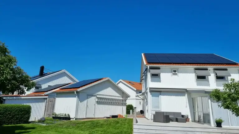 Bilden visar två villor med solceller från Paneltaket