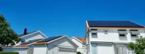 Två villor med solceller.