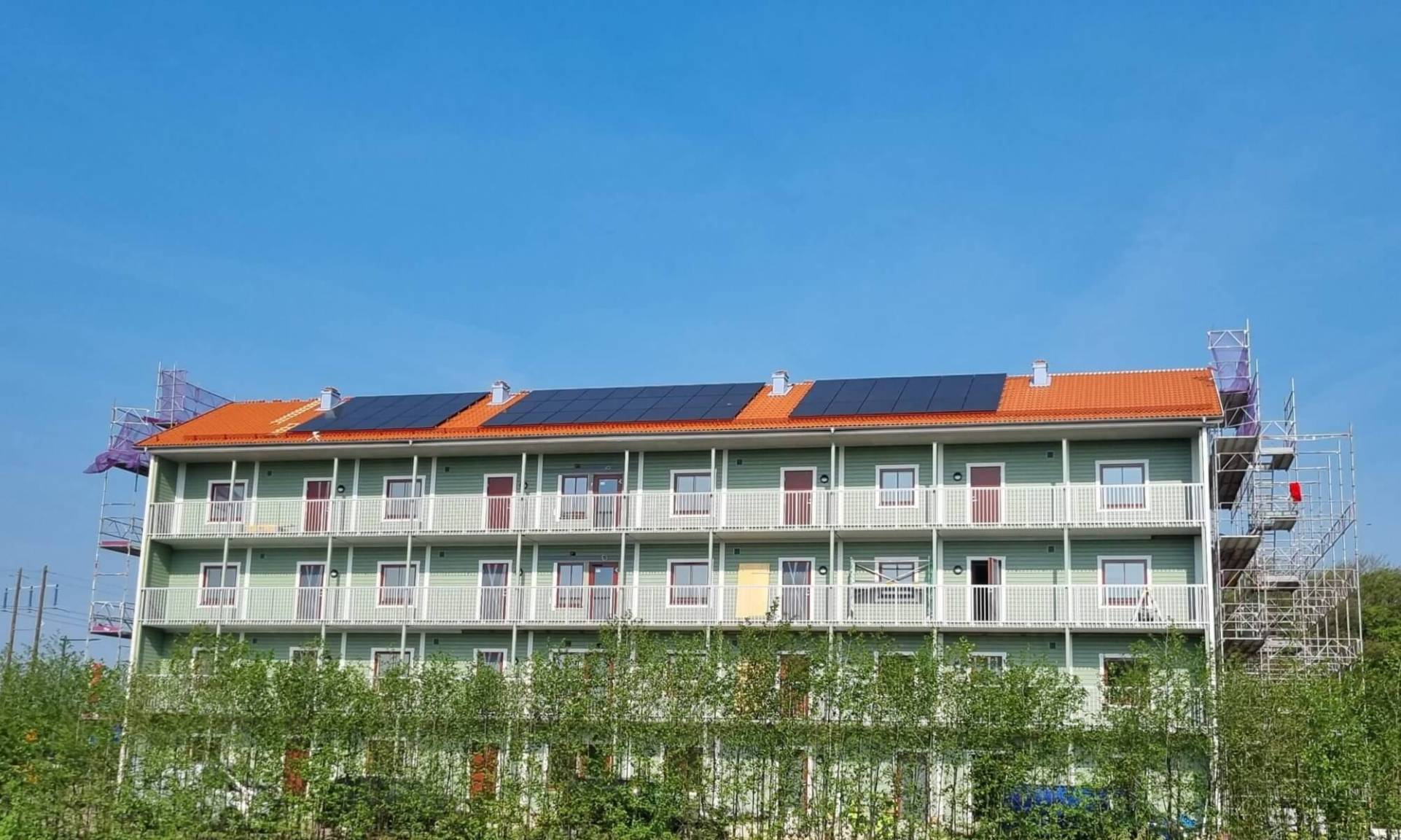 solpaneler på taket av ett flervåningshus i Falkenberg